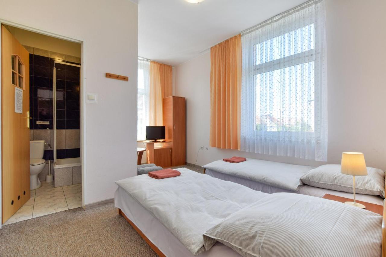 Hotel Stary Ratusz Kostomloty Exterior photo