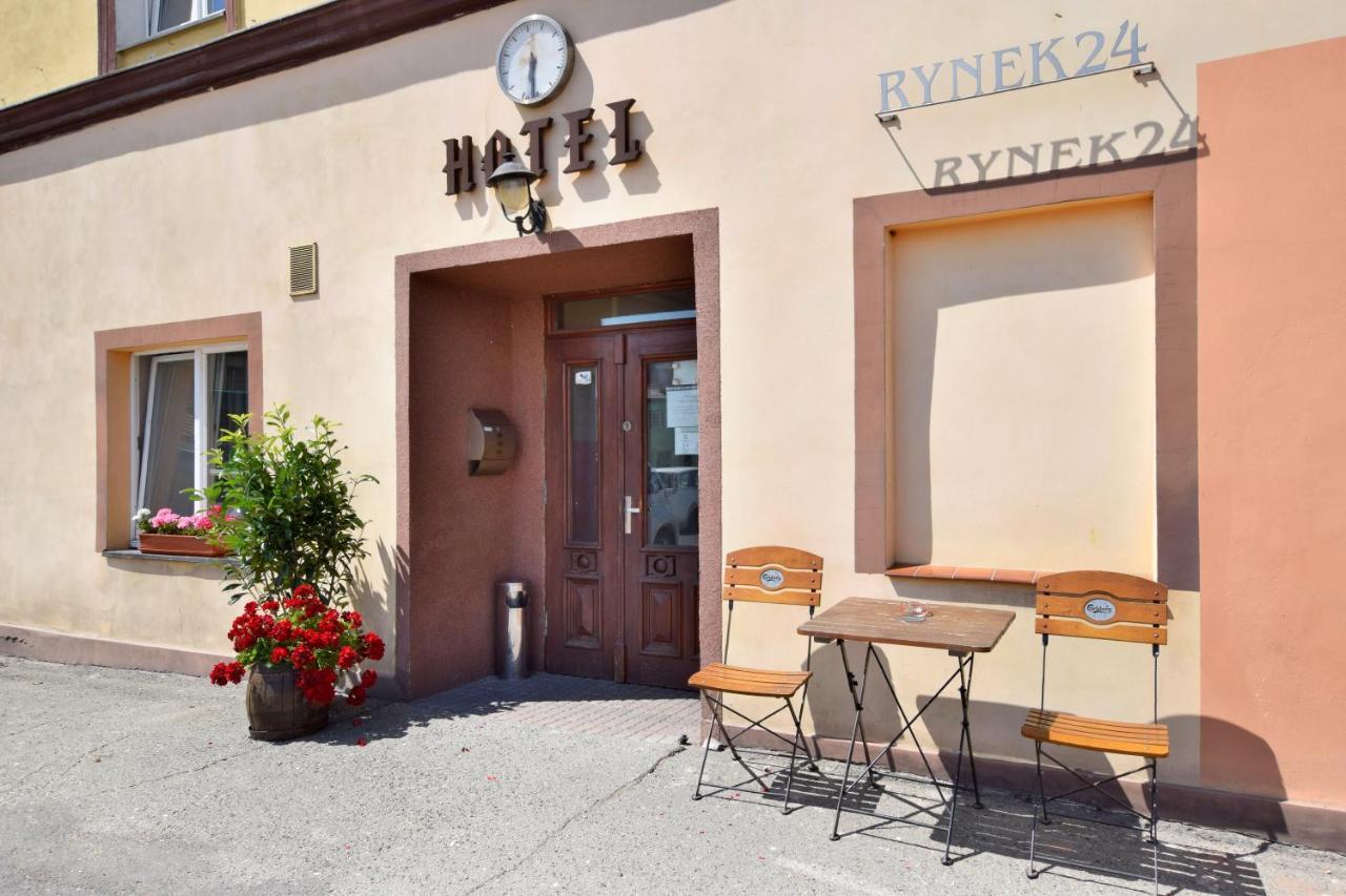 Hotel Stary Ratusz Kostomloty Exterior photo